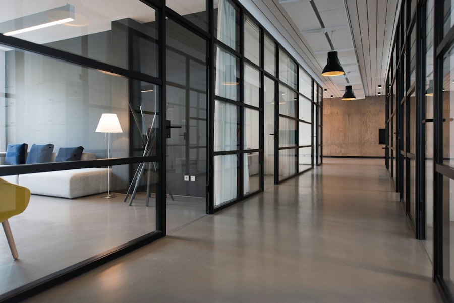Couloir vitré d'un bâtiment