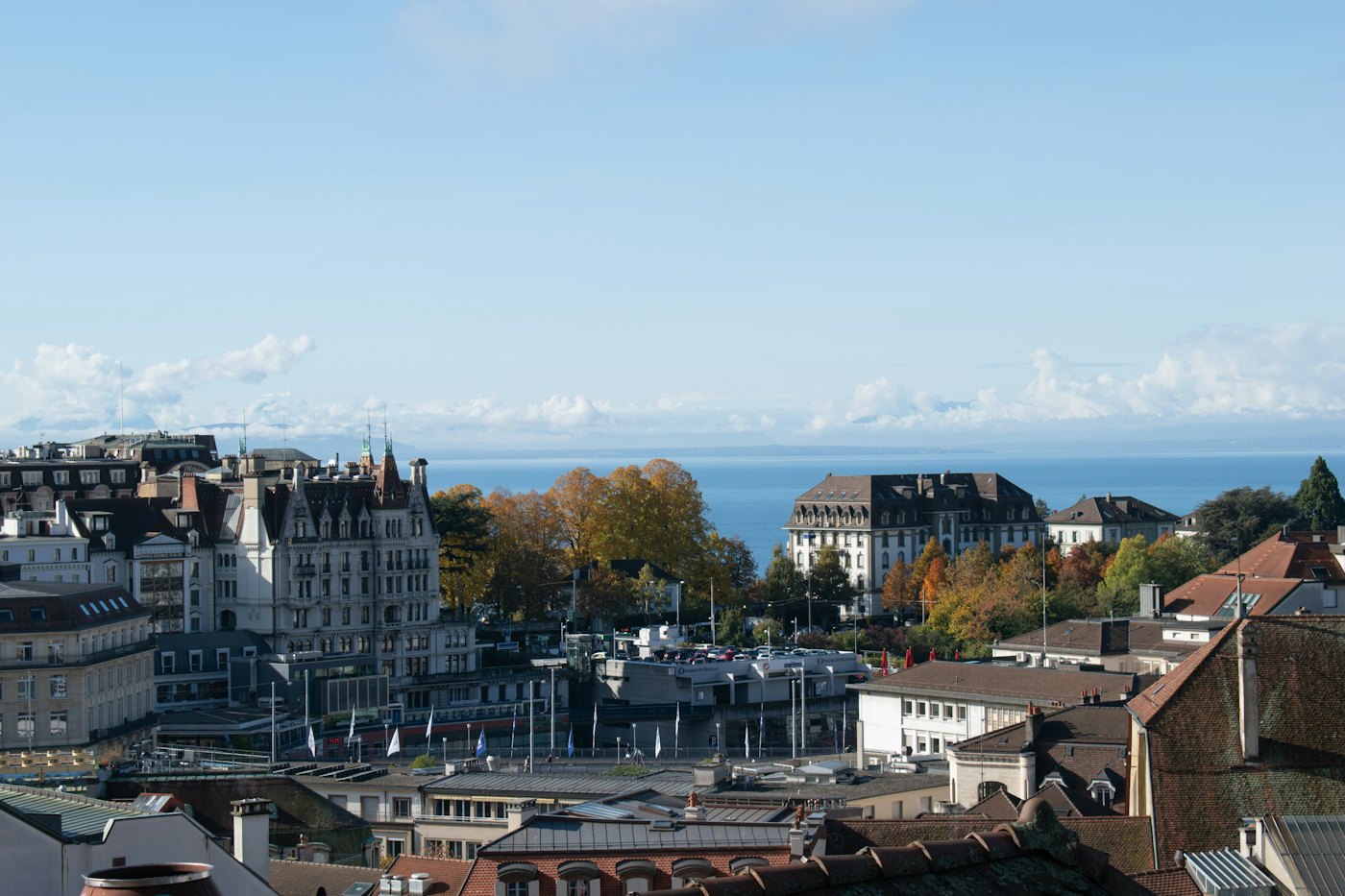 Vue sur les toits de Lausanne et le lac Léman