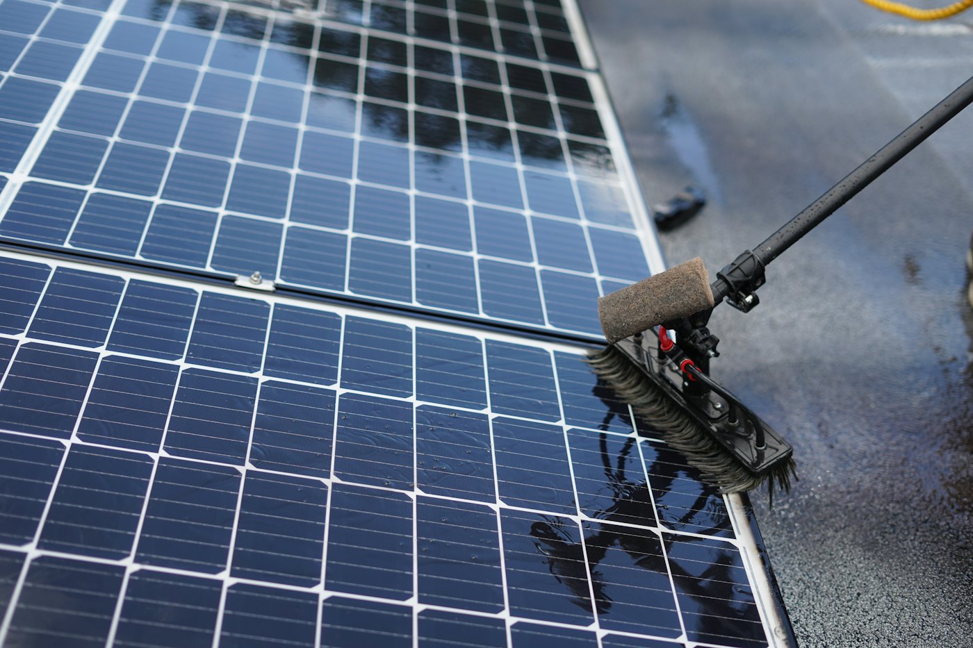 Nettoyage de panneaux solaires avec une brosse rotative